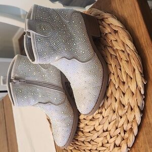 Girls boots by Limelight size 3